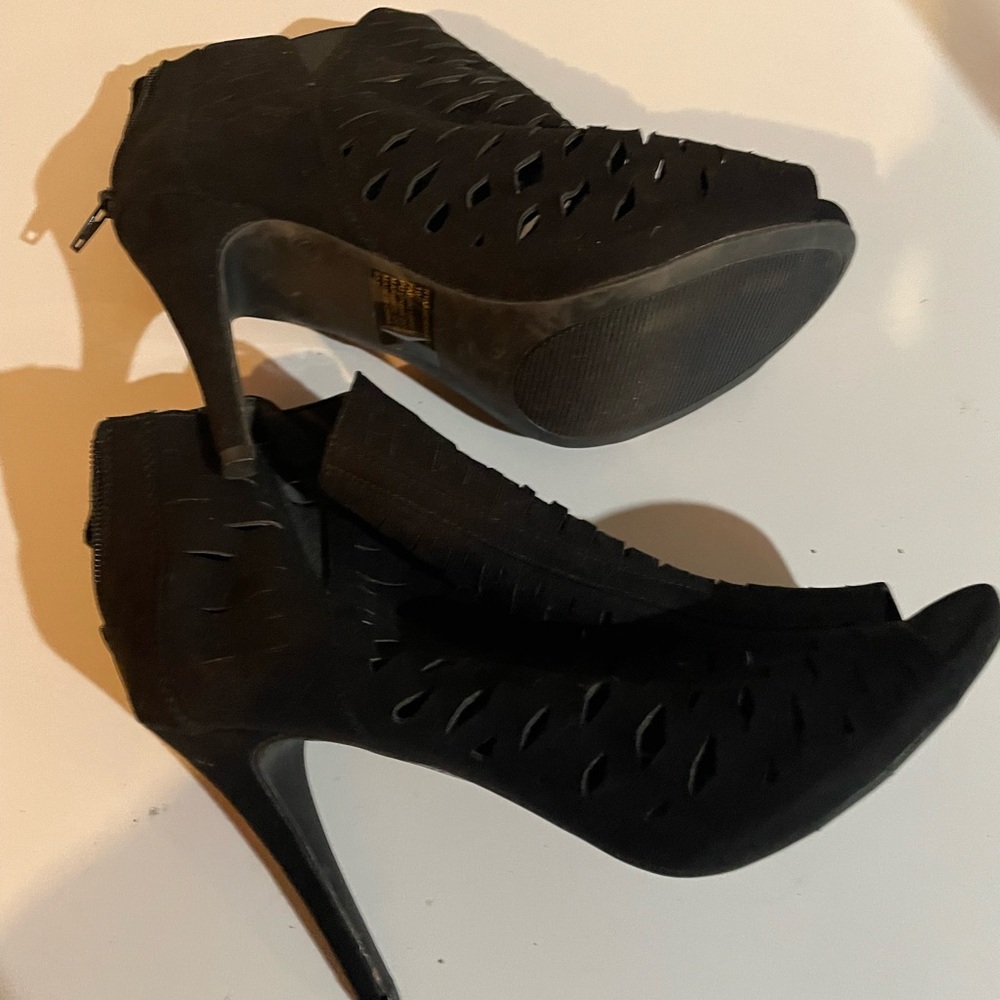 Madden Girl Black Stiletto Heels with Cutout Design 10 NWOB